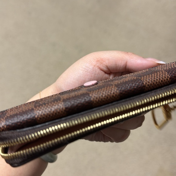 Louis Vuitton Recto Verso Card Holder - Picture 17 of 17